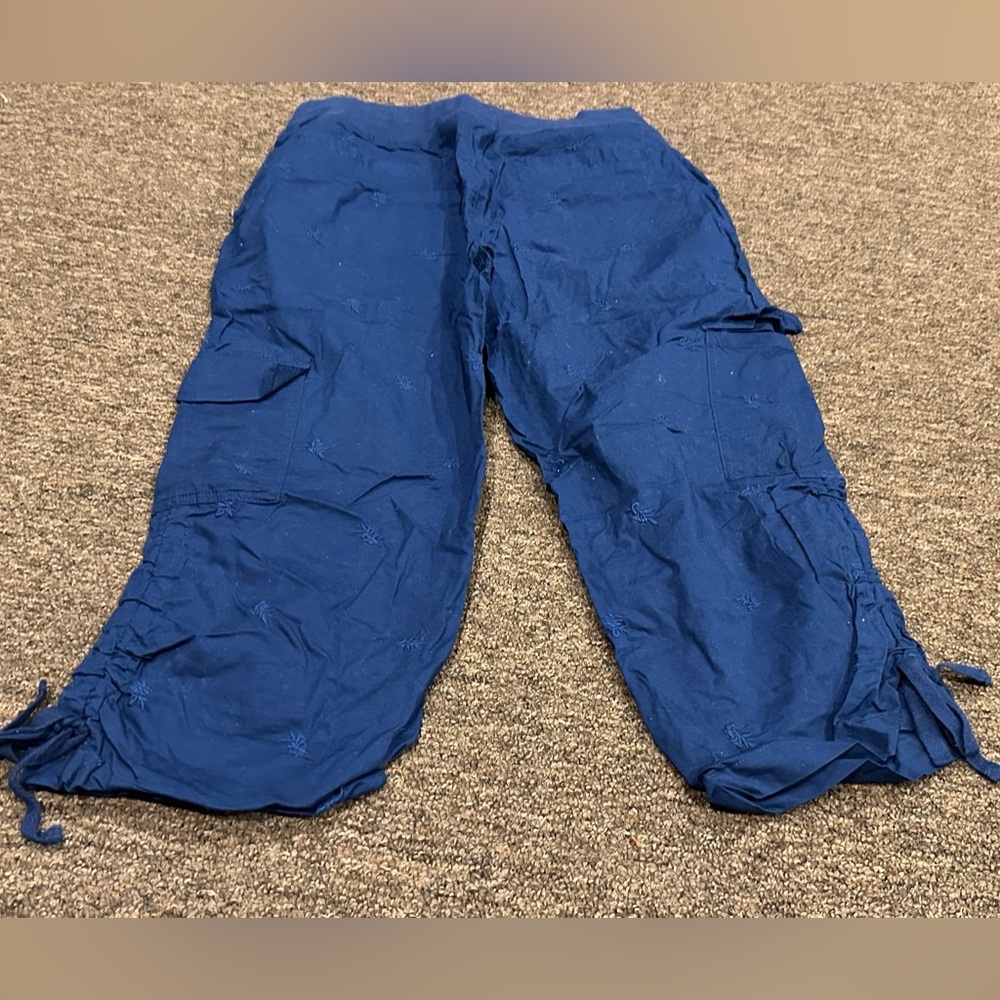 Chico's Sz 0 Dark Blue cargo capri Zenergy pants